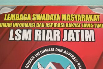 Puasa Tak Mengurangi Produktivitas – RIAR Jatim Tetap Aktif di Kantor Sekretariat PAMEKASAN, RiarNews.my.id – Kegiatan kerja di kantor sekretariat Rumah Informasi dan Aspirasi Rakyat (RIAR) Jawa Timur tetap berjalan lancar dan produktif walaupun sedang menjalankan ibadah puasa Ramadhan 1447 H. Pada hari ini Rabu (18/3/2026), suasana di kantor menjelang berakhirnya puasa mulai terlihat sepi dari rekan-rekan dengan berbagai aktivitas rutin yang dilakukan oleh seluruh tim. Mulai dari penyusunan laporan program, koordinasi kegiatan sosial, hingga pelayanan kepada masyarakat yang datang mencari bantuan tetap berjalan sesuai jadwal. "Meski sedang berpuasa, kami tetap menjaga komitmen untuk melayani masyarakat dan menyelesaikan tugas-tugas yang ada. Kami juga menyediakan waktu untuk masyarakat yang datang minta bantuan serta konsultasi berbagai bidang, Kantor Sekretariat buka hari Senin sampai hari Sabtu dari pukul 09.00 s/d pukul 12.30 Wib, hari Minggu juga bisa melayani masyarakat bila keadaan mendesak untuk konsultasi atau ada yang membutuhkan, karena itu merupakan komitmen RIAR JATIM selalu siap untuk membantu masyarakat yang membutuhkan. Untuk mendukung kenyamanan anggota serta tamu yang datang, pihak kantor telah menyediakan fasilitas seperti tempat istirahat, Musholla, dapur serta kamar mandi bila ada tamu jauh yang dari luar daerah, namun pihak kantor menerapkan suatu lingkungan bersih serta menjaga etika agar kenyamanan dan ketenangan tetap terjaga karena Kantor LSM RIAR JATIM berada di lingkungan permukiman warga, LSM RIAR JATIM memang "BEDA" Beberapa program unggulan RIAR Jatim selama bulan Suci ramadhan seperti silaturrahim untuk menjalin kemitraan baik dengan Pemerintah dan masyarakat terus berjalan tanpa hambatan selama bulan suci ini.(rjatim)